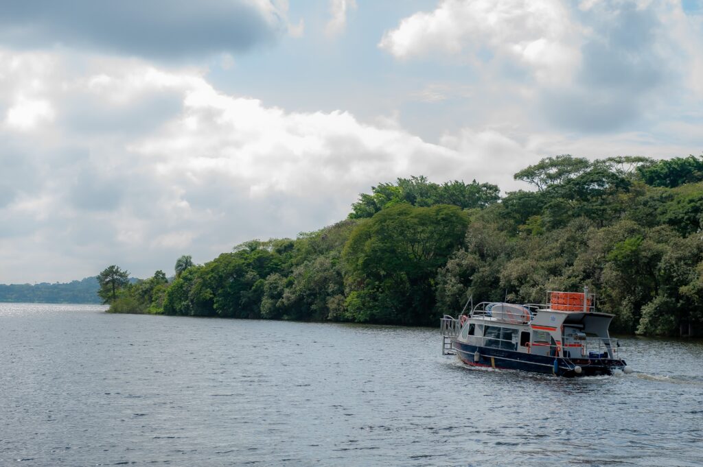 Ecoturismo em São Paulo: Passeio de barco pela Represa Guarapiranga